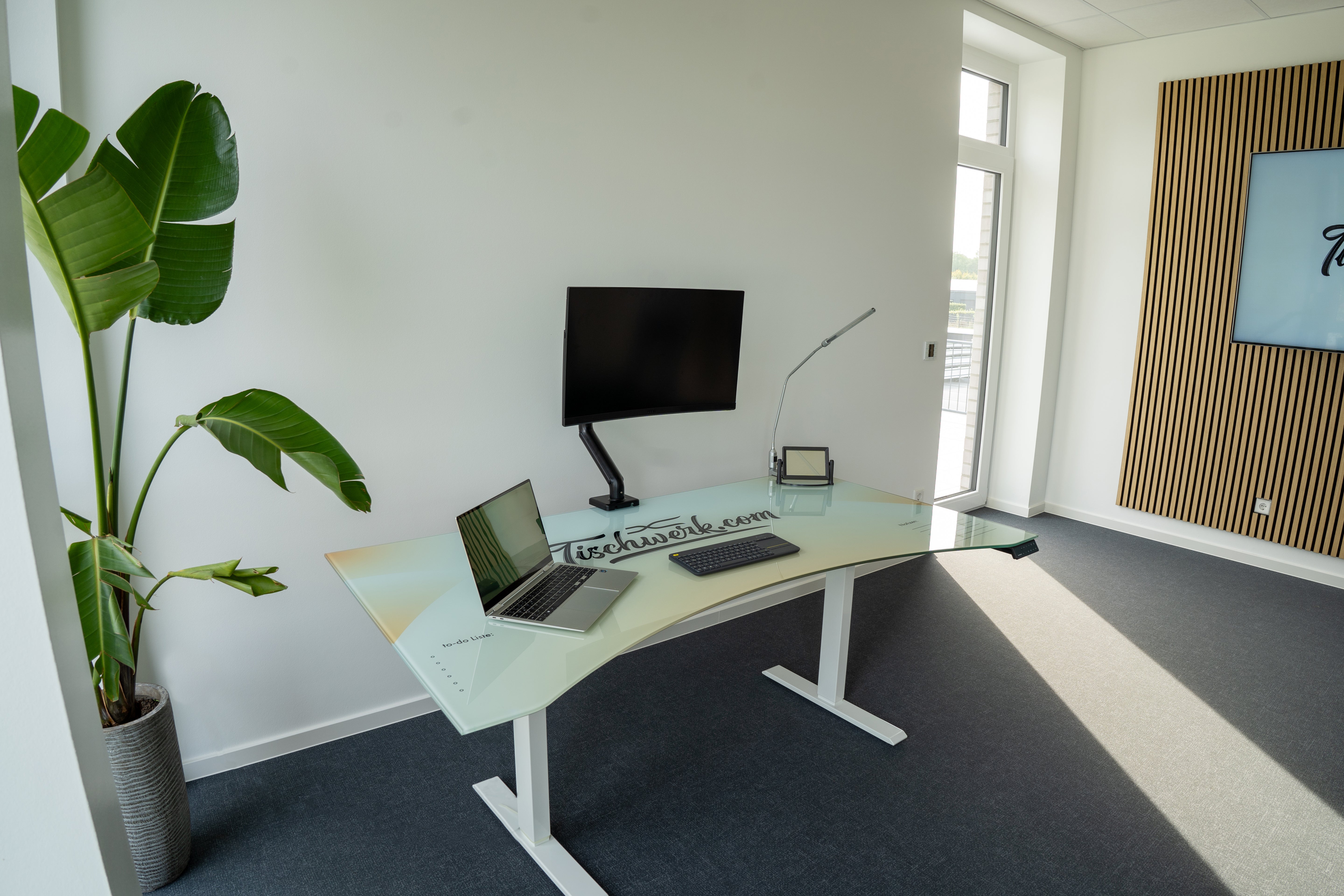 Surfer, höhenverstellbarer Schreibtisch mit individualisierbarer Glasscheibe