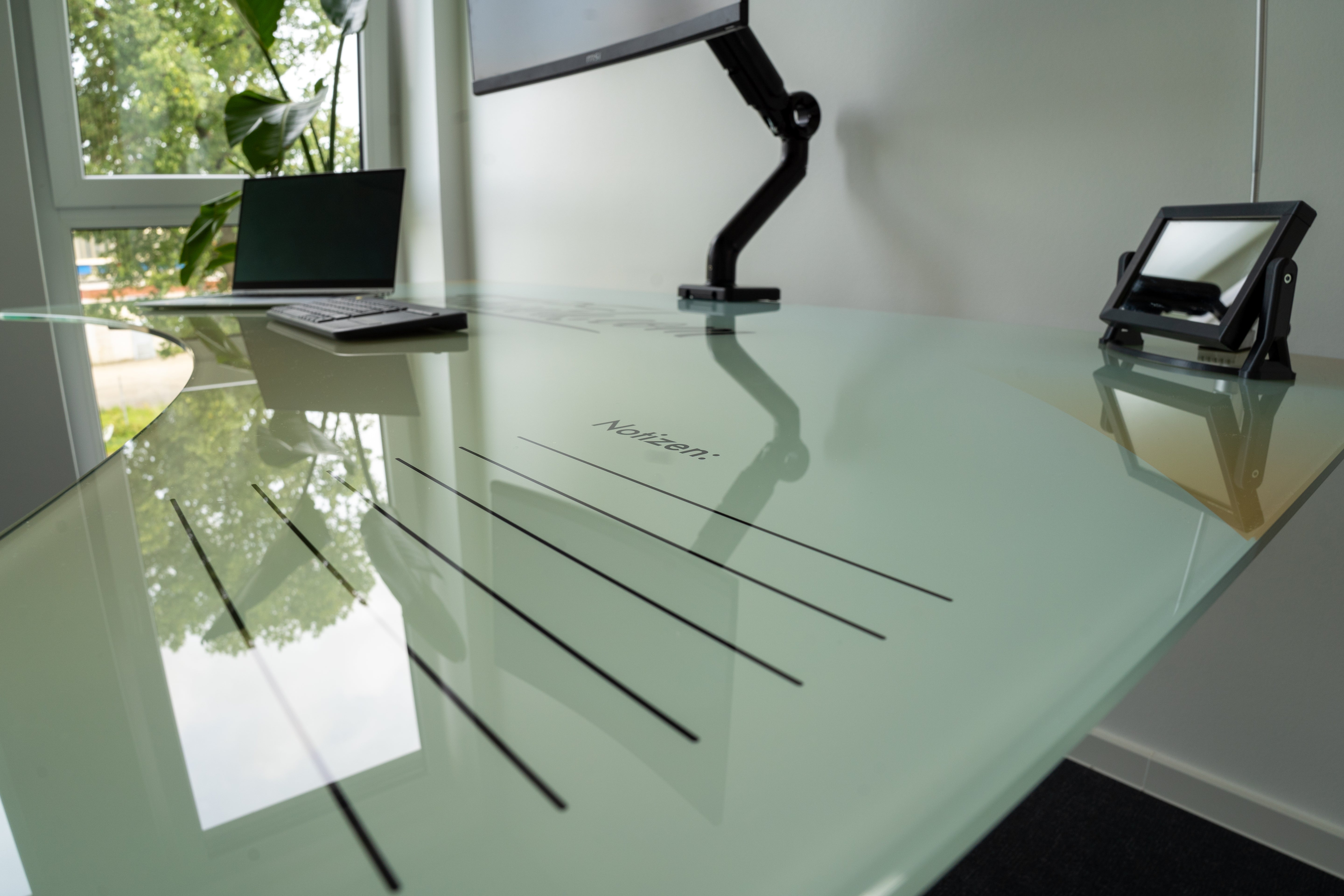 Surfer, höhenverstellbarer Schreibtisch mit individualisierbarer Glasscheibe