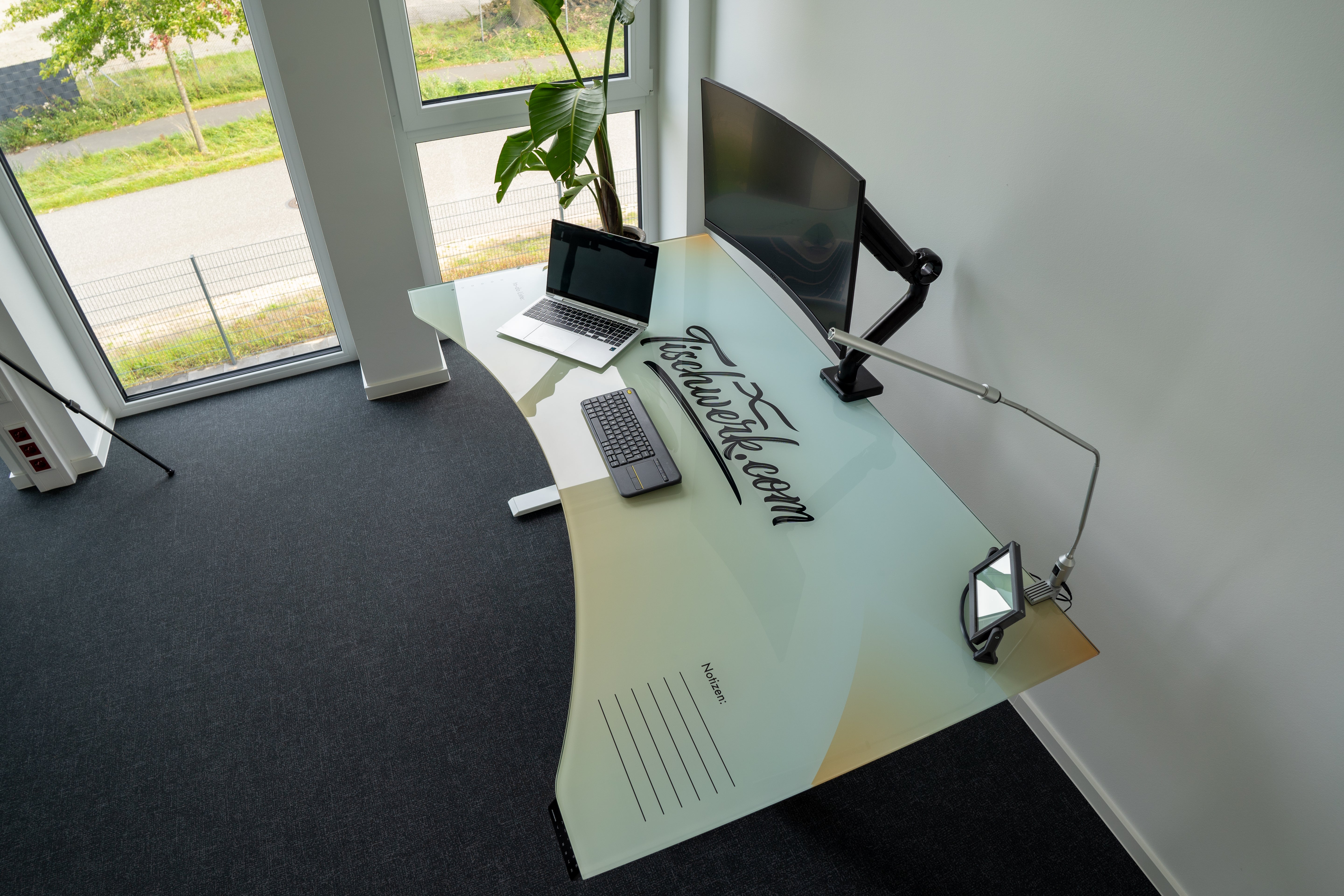 Surfer, höhenverstellbarer Schreibtisch mit individualisierbarer Glasscheibe