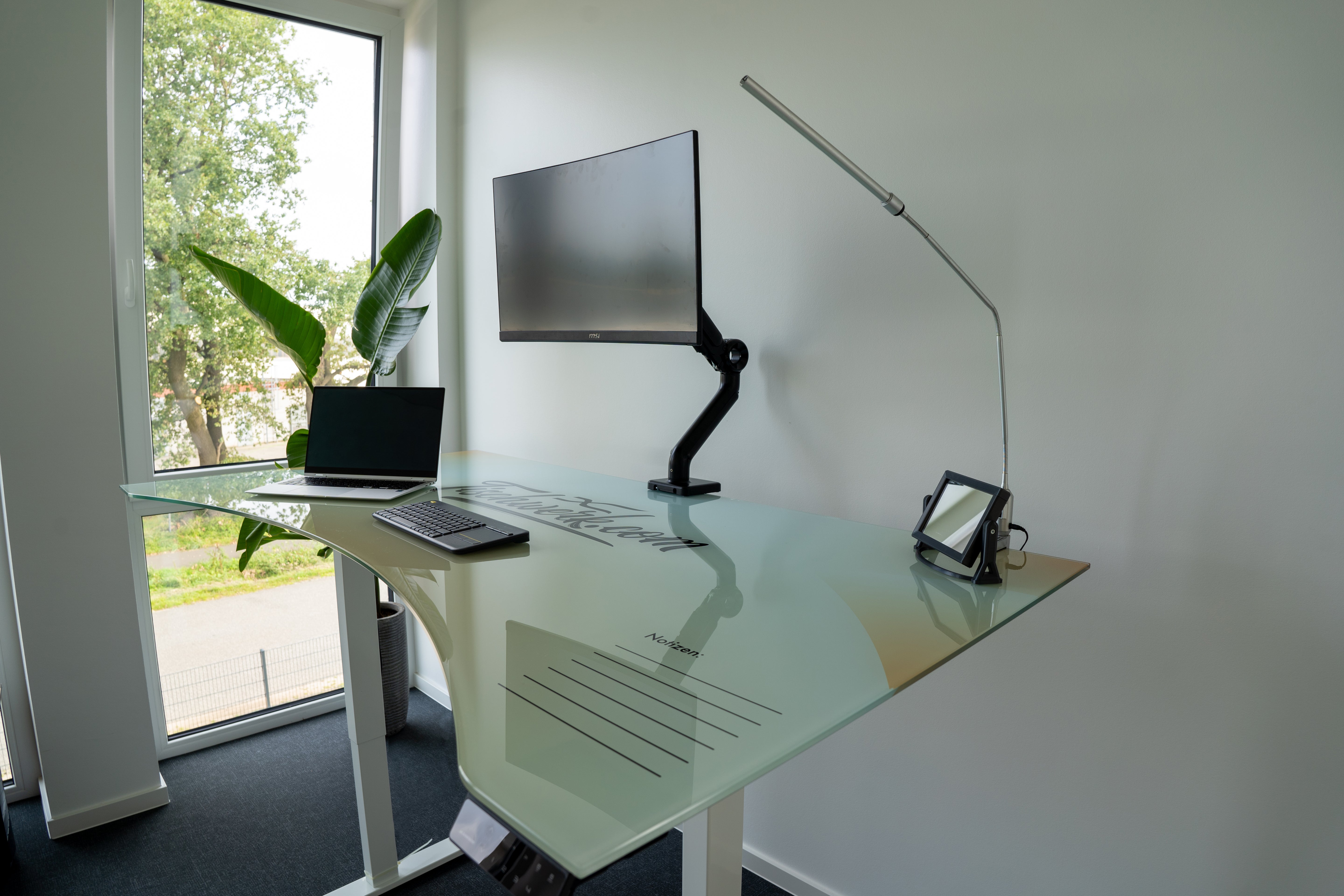 Surfer, höhenverstellbarer Schreibtisch mit individualisierbarer Glasscheibe