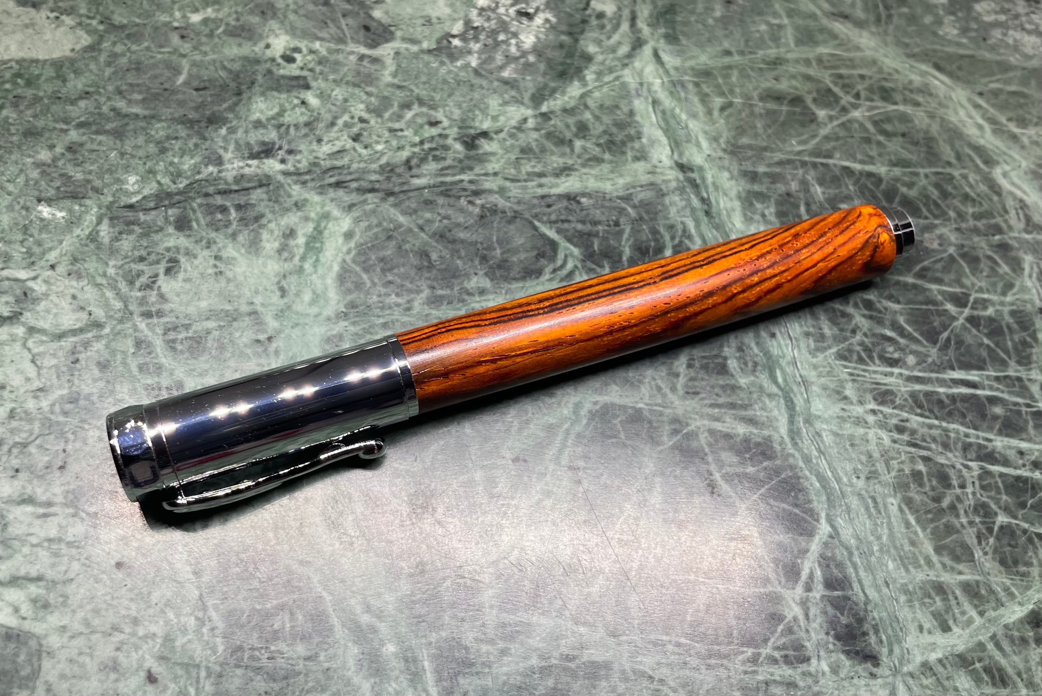 Rollerball mit Magnetkappe aus edlem Cocobolo Holz, handgedrechselt Unikat