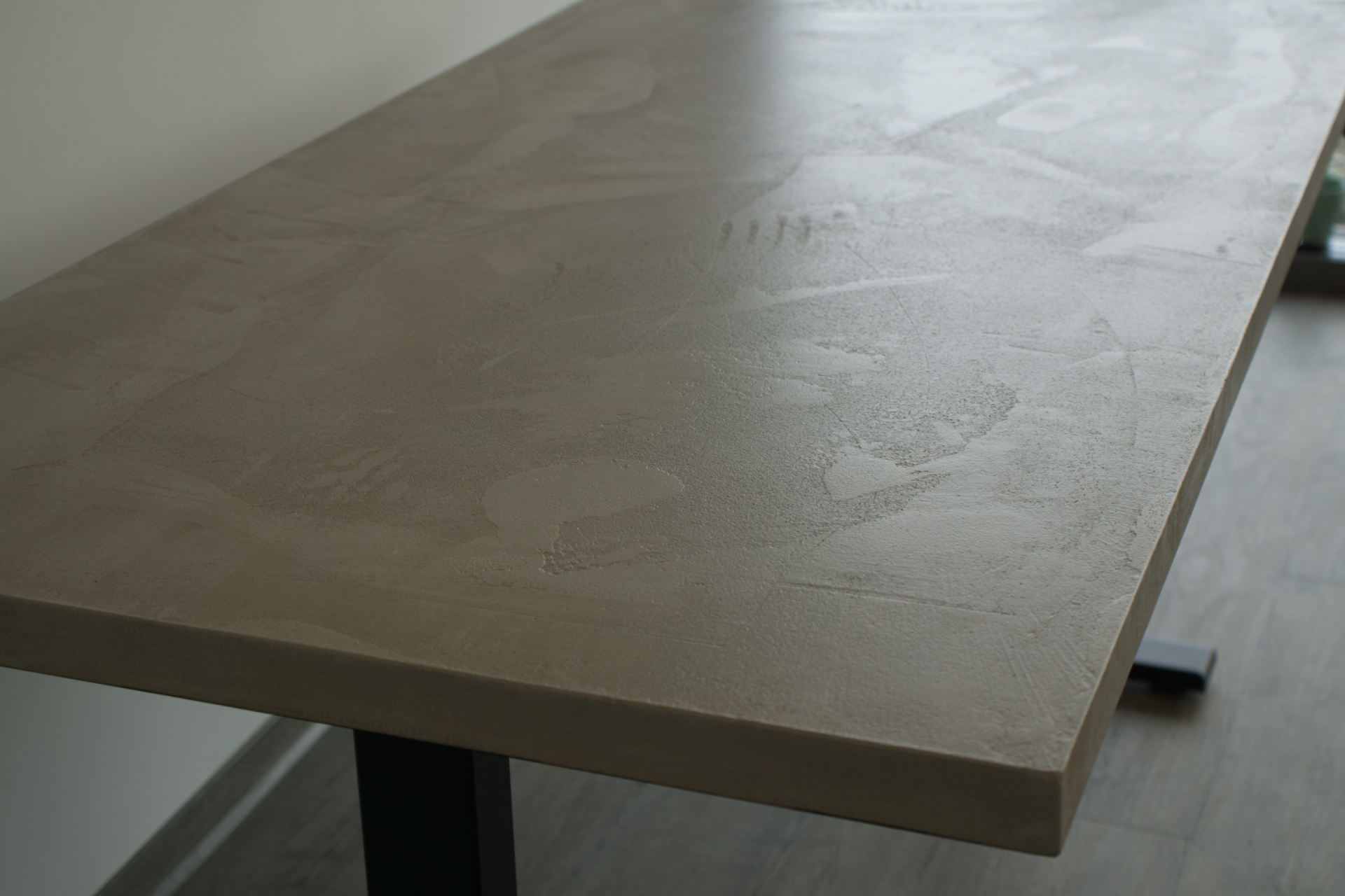 Höhenverstellbarer Schreibtisch #Stable mit Betonplatte, Kunstharz versiegelt